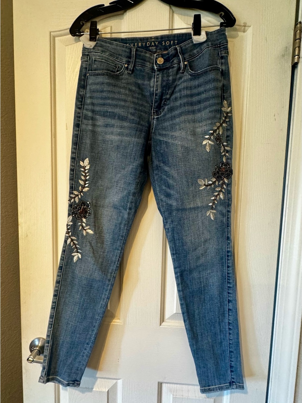 WHBM Everyday Soft Skinny Jeans Size 6 Embroidered Beaded Floral Stretch Denim